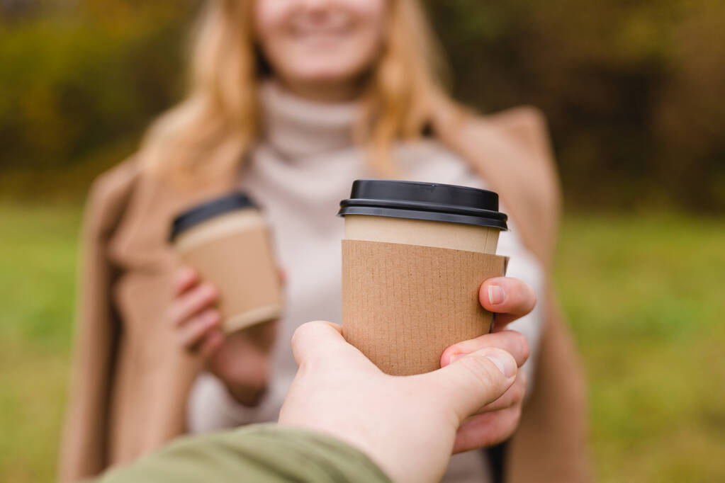 Las tazas de café para llevar liberan miles de microplásticos: cómo mantenerse seguro