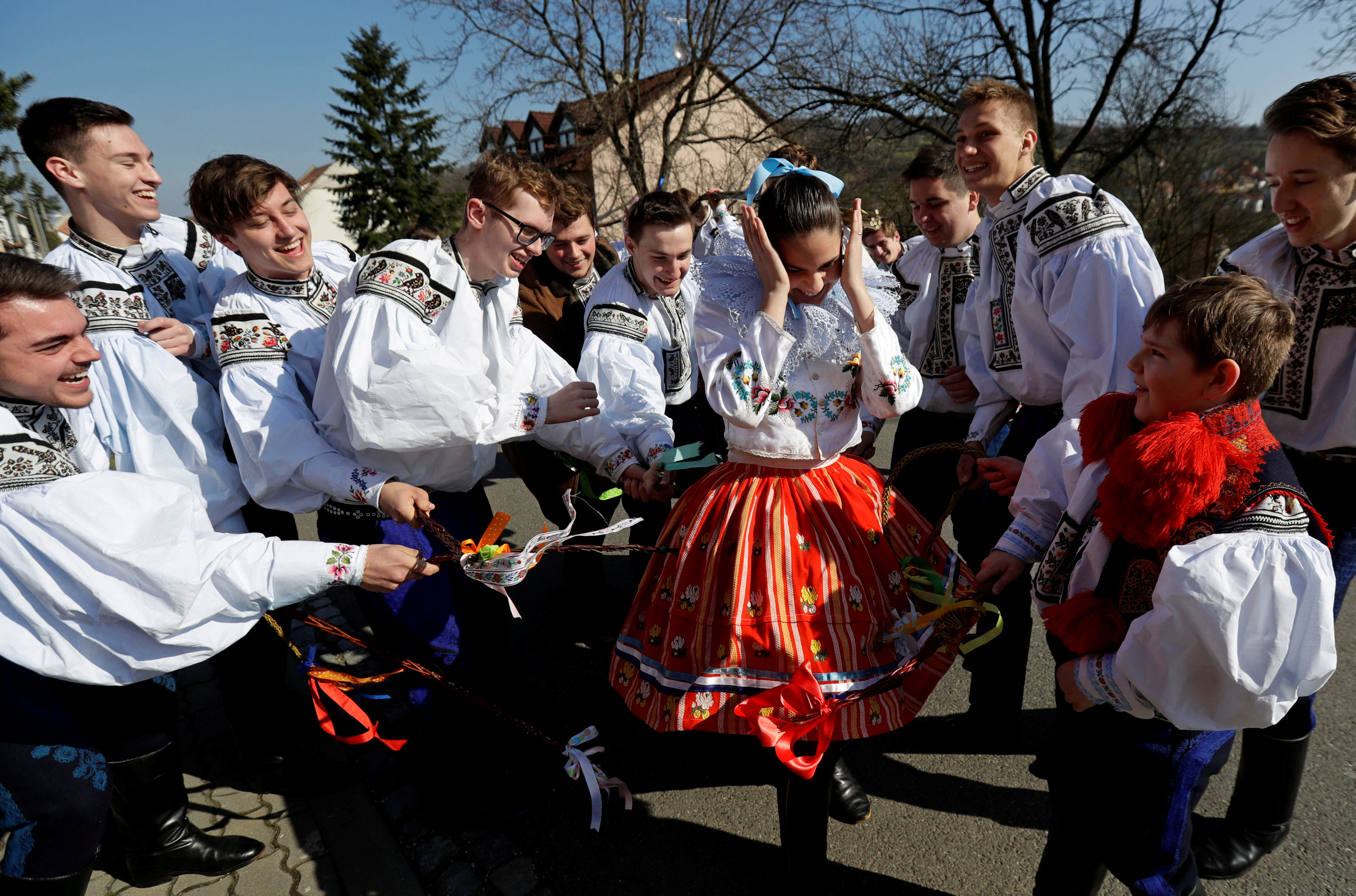 Jóvenes de la República Checa lucen trajes folclóricos tradicionales adornados con bordados a mano durante los ritos del Lunes de Pascua, en una escena que refleja el apego de las nuevas generaciones a la identidad patrimonial y la celebración popular de 