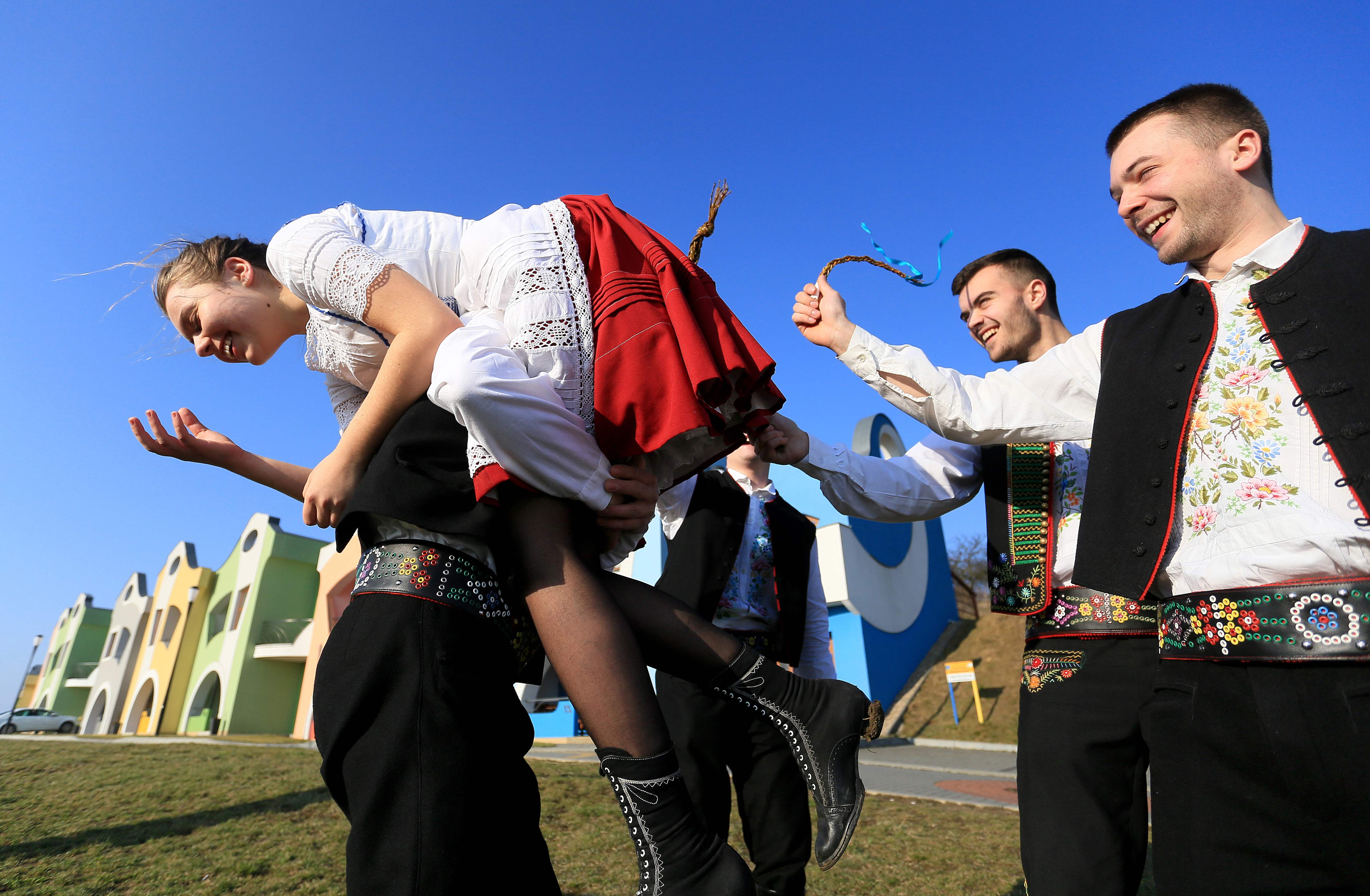 Las ramas de sauce trenzadas y decoradas con cintas de colores son el elemento principal de esta festividad, utilizadas por los jóvenes para azotar simbólicamente a las chicas, en una antigua tradición rural que simboliza la despedida del invierno y la bi