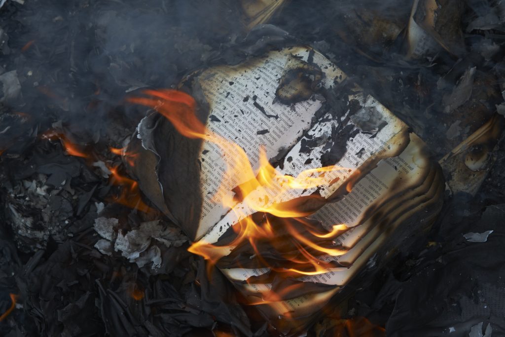 Amazon, descubierto destruyendo libros raros para entrenar a la IA